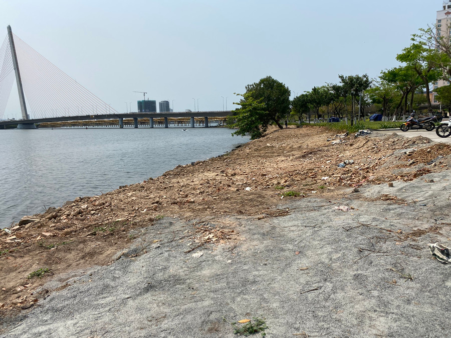 Bãi đất đá này có chiều dài khoảng 100m, độ rộng từ 3m đến 6m. Bãi đất đá này có chiều dài khoảng 100m, độ rộng từ 3m đến 6m.