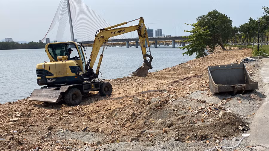 Xe máy múc có mặt tại khu vực nói trên để múc lượng đất đá đi nơi khác.