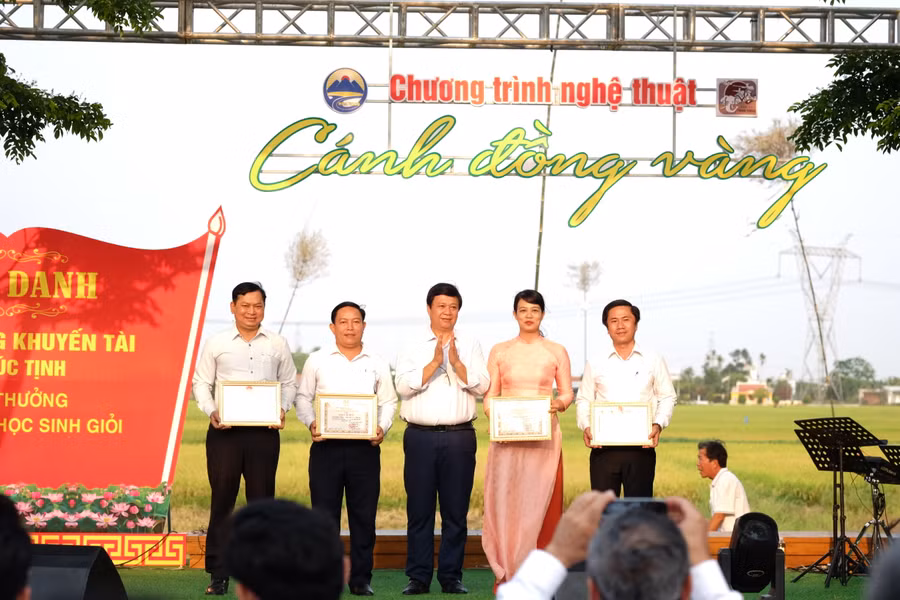 Khen thưởng cho các tập thể, cá nhân xuất sắc tiểu biểu trong công tác bồi dưỡng học sinh tại Kỳ thi học sinh Giỏi cấp thành phố năm học 2023 – 2024.