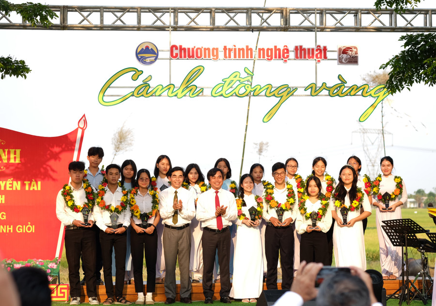 18 học sinh được vinh danh và trao Giải thưởng khuyến tài Đỗ Thúc Tịnh.