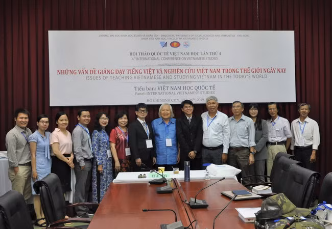 Các đại biểu chụp hình lưu niệm tại Tiểu ban 1.