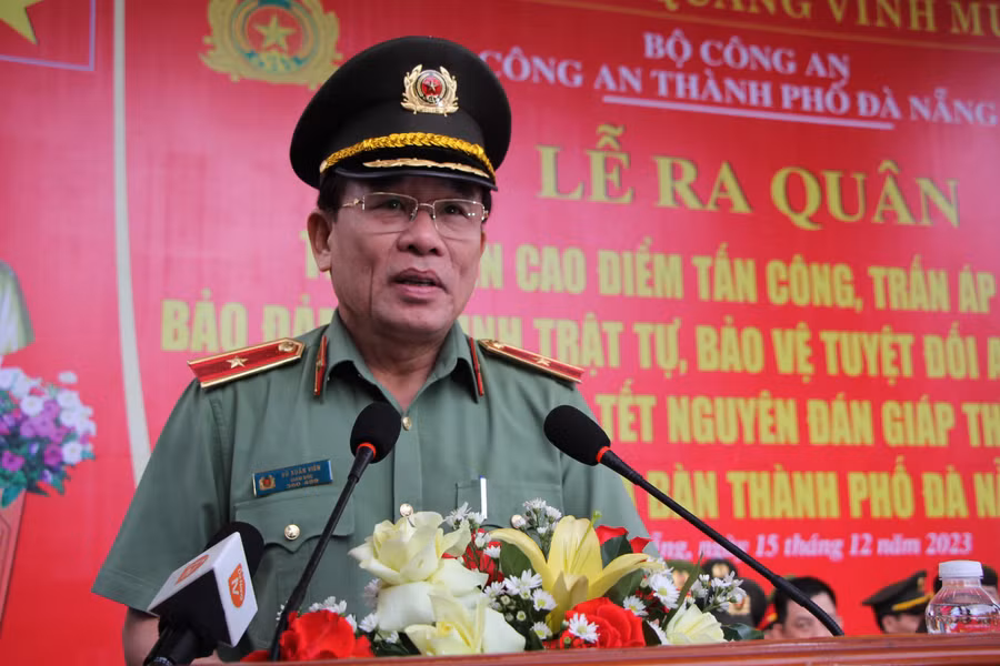Thiếu tướng Vũ Xuân Viên - Giám đốc Công an TP Đà Nẵng phát lệnh ra quân. Ảnh: Hoàng Vinh