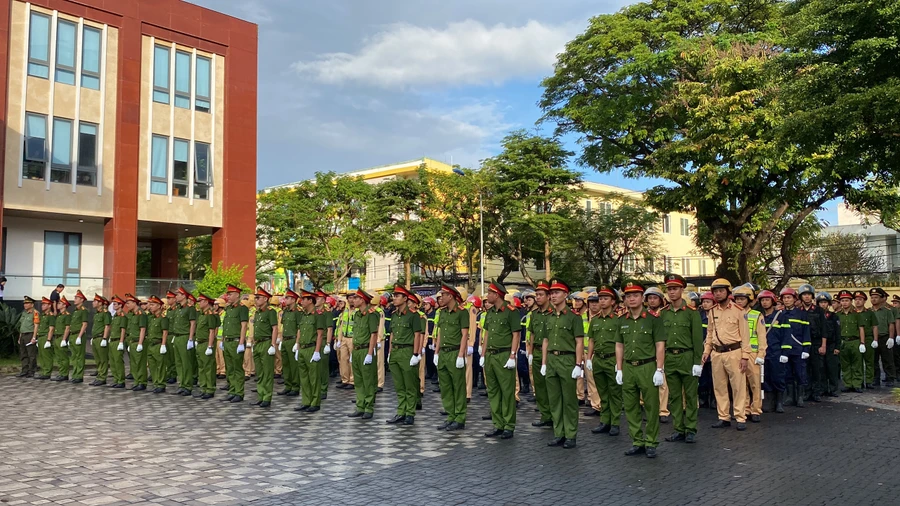 Công an Đà Nẵng đồng loạt ra quân trấn áp tội phạm. Ảnh: Hoàng Vinh 