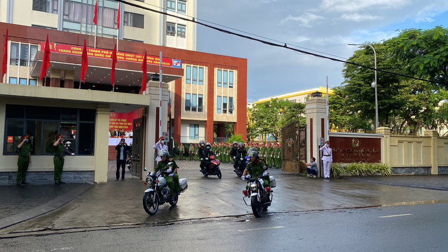 Lực lượng công an tỏa ra các tuyến đường để thực hiện nhiệm vụ. Ảnh: Hoàng Vinh Lực lượng công an tỏa ra các tuyến đường để thực hiện nhiệm vụ. Ảnh: Hoàng Vinh