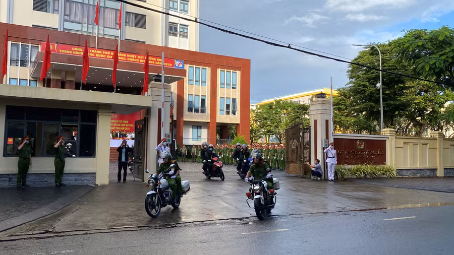 Lực lượng công an tỏa ra các tuyến đường để thực hiện nhiệm vụ. Ảnh: Hoàng Vinh