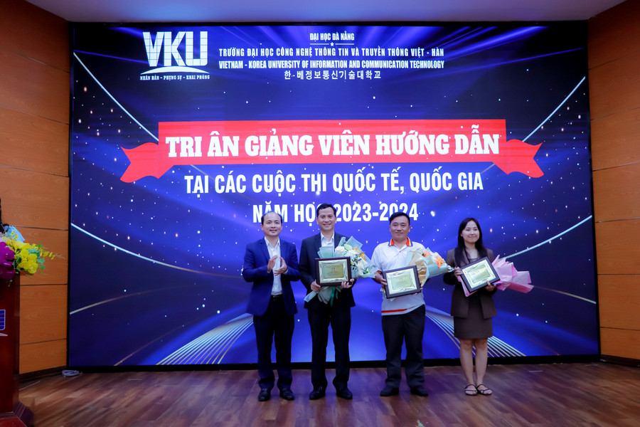 Vinh danh sự cống hiến, đóng góp đó cho các thầy cô đã hướng dẫn cho sinh viên. Vinh danh sự cống hiến, đóng góp đó cho các thầy cô đã hướng dẫn cho sinh viên.