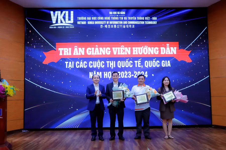 Vinh danh sự cống hiến, đóng góp đó cho các thầy cô đã hướng dẫn cho sinh viên.
