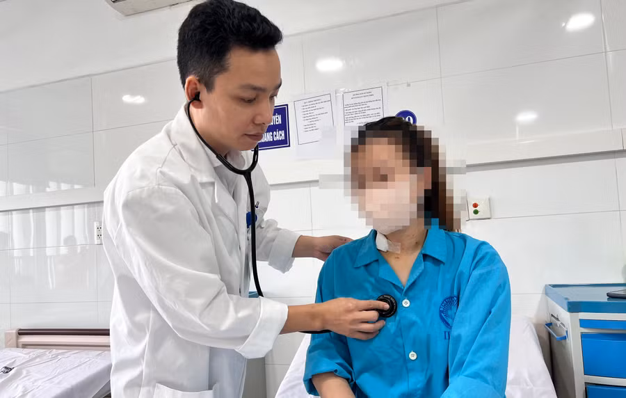 Bác sĩ thăm khám cho bệnh nhân N. sau phẫu thuật. 