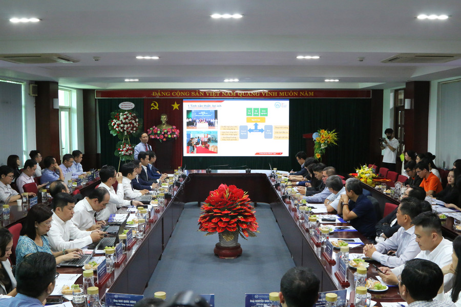 PGS.TS. Nguyễn Anh Phong, Trưởng khoa Tài chính - Ngân hàng, Trường ĐH Kinh tế - Luật, ĐH Quốc gia TPHCM giới thiệu về ngành Công nghệ tài chính (Fintech) tại toà đàm. (Ảnh: Cẩm Anh)