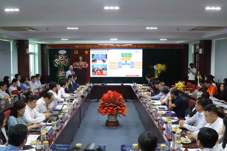 PGS.TS. Nguyễn Anh Phong, Trưởng khoa Tài chính - Ngân hàng, Trường ĐH Kinh tế - Luật, ĐH Quốc gia TPHCM giới thiệu về ngành Công nghệ tài chính (Fintech) tại toà đàm. (Ảnh: Cẩm Anh)