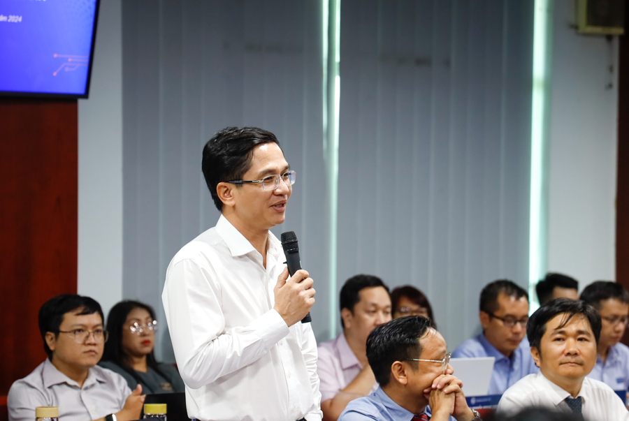 PGS.TS Hoàng Công Gia Khánh, Hiệu trưởng Trường ĐH Kinh tế - Luật, ĐH Quốc gia TPHCM phát biểu tại toà đàm. (Ảnh: Cẩm Anh)