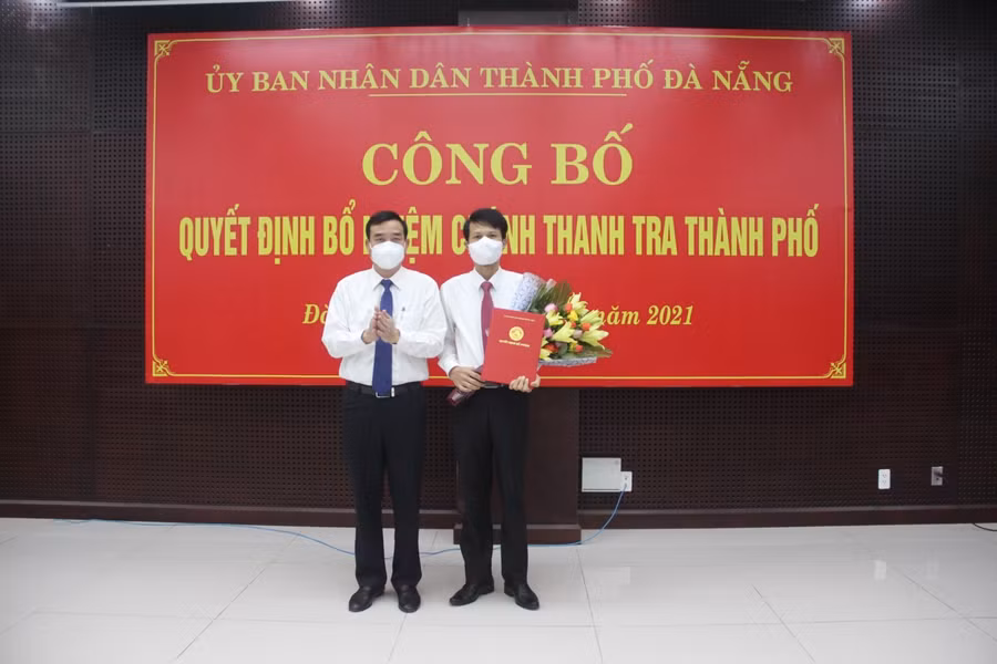 Ông Lê Trung Chinh - Chủ tịch UBND TP Đà Nẵng UBND TP Đà Nẵng trao quyết định bổ nhiệm ông Phan Thanh Long - Trưởng ban Pháp chế HĐND TP làm Chánh Thanh tra TP. 