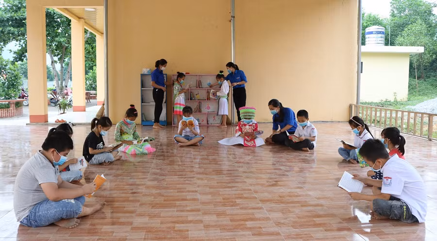 Các em thích thú đọc sách tại không gian thư viện ngoài trời tại trường Tiểu học Thần Sa (Võ Nhai, Thái Nguyên)