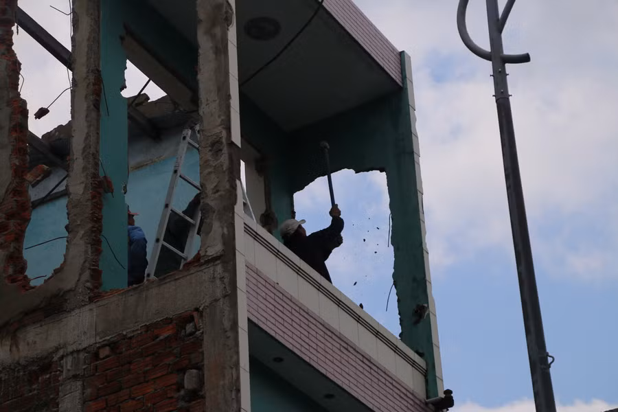 Cũng theo ông Thạnh, khu vực này giữa trung tâm TP, giao thông phức tạp, do vậy việc triệt hạ phải có lộ trình và được phân thành 5 khu vực. Trong đó, tránh khu vực người dân chưa giải tỏa.