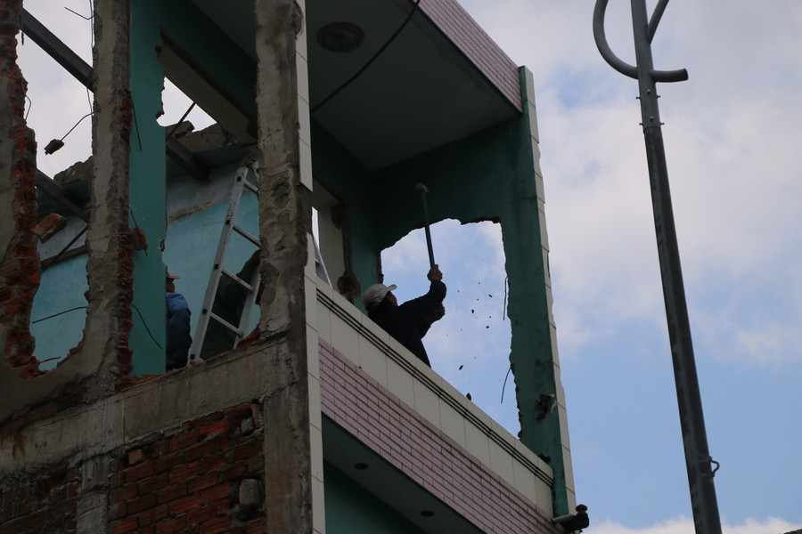 Cũng theo ông Thạnh, khu vực này giữa trung tâm TP, giao thông phức tạp, do vậy việc triệt hạ phải có lộ trình và được phân thành 5 khu vực. Trong đó, tránh khu vực người dân chưa giải tỏa.