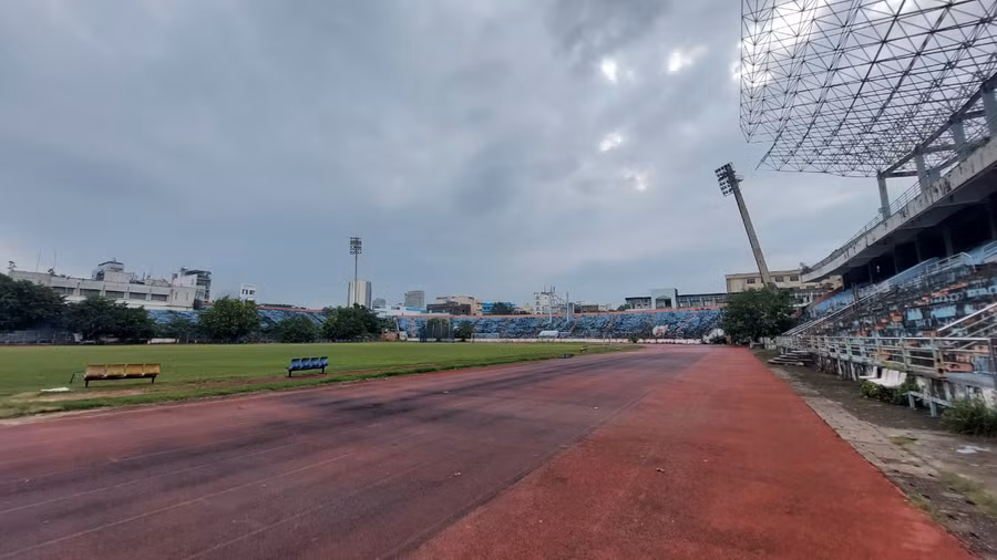 Bên trong sân vận động Chi Lăng.