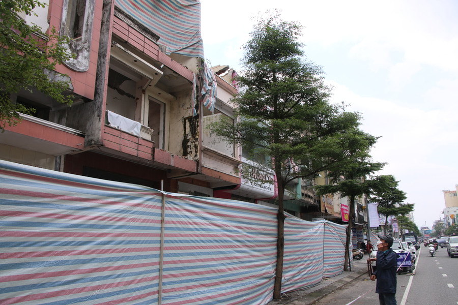 Hơn 1 tuần qua, các lực lượng chức năng đang khẩn trương công tác hạ giải nhà dân nằm trên &quot;đất vàng&quot; quanh sân vận động Chi Lăng gồm: Lê Duẩn, Chi Lăng, Hùng Vương, Ngô Gia Tự (TP. Đà Nẵng) để thực hiện việc giải phóng mặt bằng, thi hành bản án liên quan đến ông Phạm Công Danh và Tập đoàn Thiên Thanh.