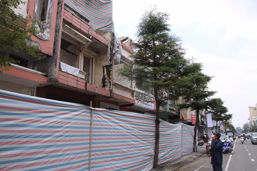 Hơn 1 tuần qua, các lực lượng chức năng đang khẩn trương công tác hạ giải nhà dân nằm trên "đất vàng" quanh sân vận động Chi Lăng gồm: Lê Duẩn, Chi Lăng, Hùng Vương, Ngô Gia Tự (TP. Đà Nẵng) để thực hiện việc giải phóng mặt bằng, thi hành bản án liên quan đến ông Phạm Công Danh và Tập đoàn Thiên Thanh.