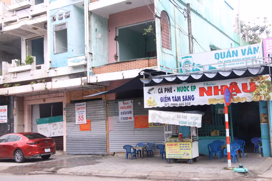 Trước đó, tại Kỳ họp thứ lần 10 HĐND TP. Đà Nẵng, ông Lê Tự Gia Thạnh - Chủ tịch UBND quận Hải Châu cho hay, đối với sân Chi Lăng, địa phương đã thực hiện quyết định thu hồi đất số 6836 năm 2010. Dự án này đã kéo dài 12 năm, tổng hồ sơ giải tỏa do quận triển khai là 100 hồ sơ. Đến nay, quận đã thu hồi và bàn giao cho Cục Thi hành án Dân sự (THADS) TP. Đà Nẵng 89 hồ sơ.