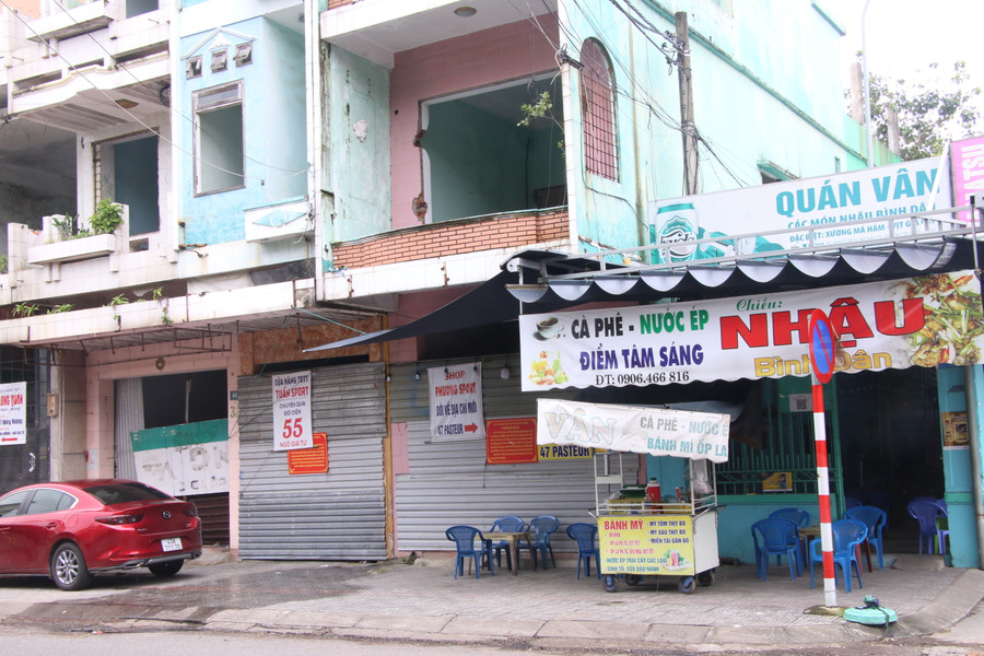 Trước đó, tại Kỳ họp thứ lần 10 HĐND TP. Đà Nẵng, ông Lê Tự Gia Thạnh - Chủ tịch UBND quận Hải Châu cho hay, đối với sân Chi Lăng, địa phương đã thực hiện quyết định thu hồi đất số 6836 năm 2010. Dự án này đã kéo dài 12 năm, tổng hồ sơ giải tỏa do quận triển khai là 100 hồ sơ. Đến nay, quận đã thu hồi và bàn giao cho Cục Thi hành án Dân sự (THADS) TP. Đà Nẵng 89 hồ sơ.