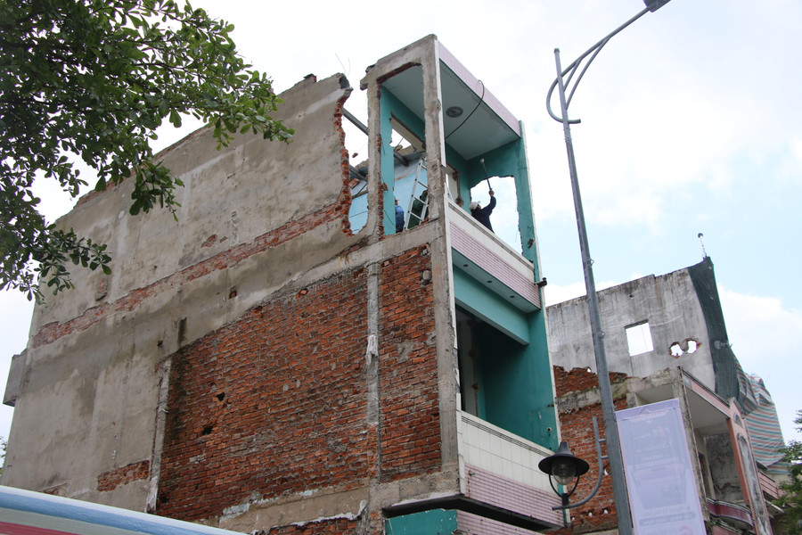 Những ngôi nhà chỉ còn lại xác thô.