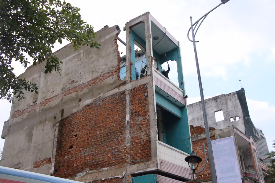 Những ngôi nhà chỉ còn lại xác thô.