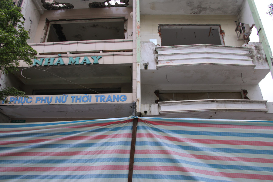 Ghi nhận của PV, hàng loạt ngôi nhà nằm trên đường Lê Duẩn bắt đầu được phá bỏ. Đơn vị thi công cũng thực hiện vây bạt, dùng biển cảnh báo trong suốt quá trình hạ giải.