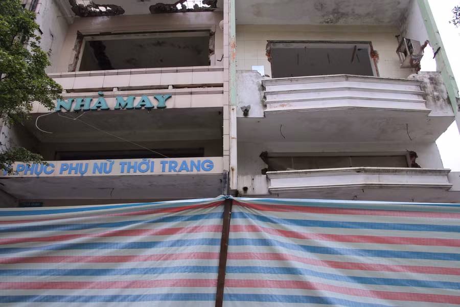 Ghi nhận của PV, hàng loạt ngôi nhà nằm trên đường Lê Duẩn bắt đầu được phá bỏ. Đơn vị thi công cũng thực hiện vây bạt, dùng biển cảnh báo trong suốt quá trình hạ giải.