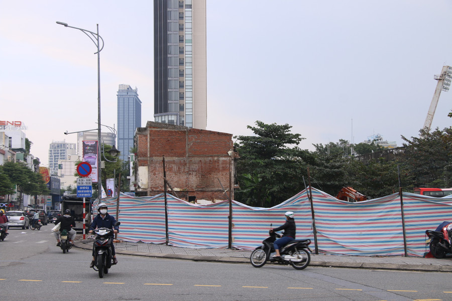 &quot;Triển khai di chuyển xà bần, giá hạ vào khung giờ từ 21h đến 5h sáng hôm sau để đảm bảo an toàn giao thông và trật tự đô thị. Đến Tết Nguyên đán, quận sẽ hoàn thành việc di chuyển xà bần và làm tường rào theo phương pháp cuốn chiếu&quot;, ông Lê Tự Gia Thạnh thông tin.