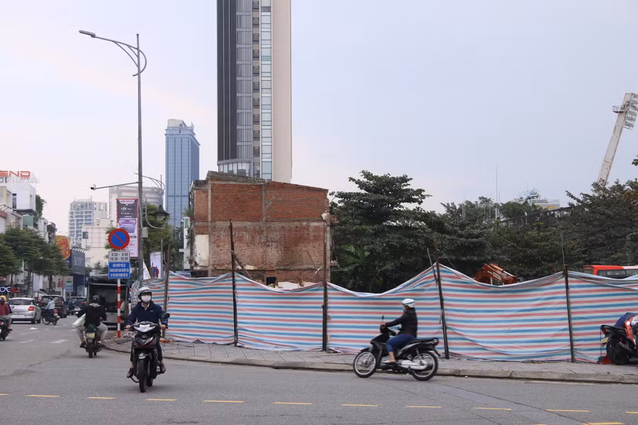 "Triển khai di chuyển xà bần, giá hạ vào khung giờ từ 21h đến 5h sáng hôm sau để đảm bảo an toàn giao thông và trật tự đô thị. Đến Tết Nguyên đán, quận sẽ hoàn thành việc di chuyển xà bần và làm tường rào theo phương pháp cuốn chiếu", ông Lê Tự Gia Thạnh thông tin.