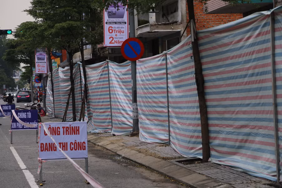 Theo đơn vị thi công, để đảm bảo an toàn, toàn bộ quá trình hạ giải sẽ được thực hiện thủ công vì đa số nhà dân đều nằm trên các tuyến đường có đông đúc người, xe qua lại.