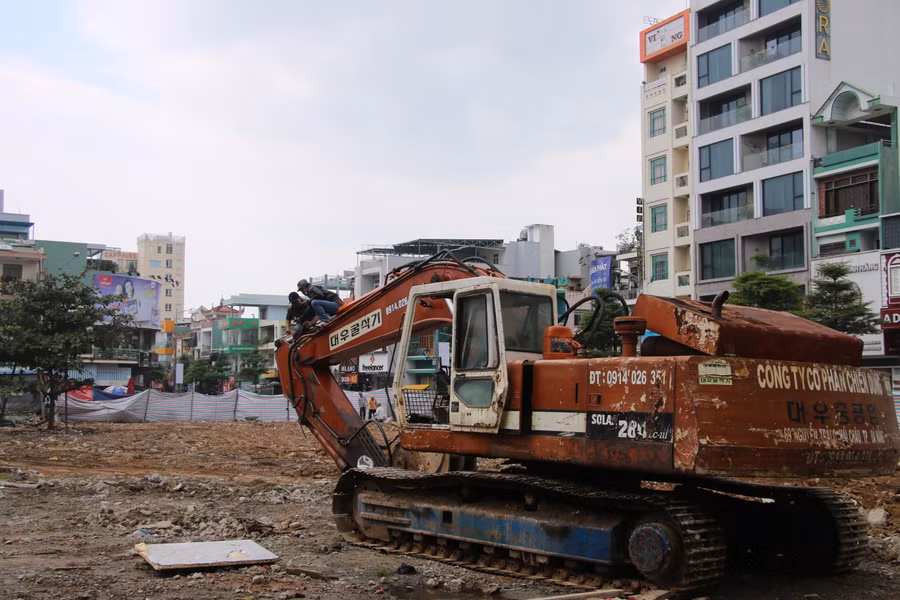 Máy xúc cỡ lớn cũng được huy động tháo dỡ những căn nhà đã giải tỏa. Theo quan sát, có khoảng 5-7 ngôi nhà liền kề trên đường Lê Duẩn, đoạn gần ngã ba Chi Lăng - Lê Duẩn, đã được hạ giải, để lộ mặt tiền thông thoáng.