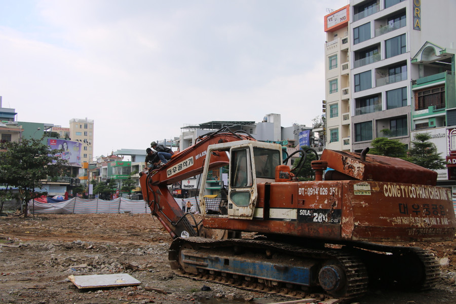 Máy xúc cỡ lớn cũng được huy động tháo dỡ những căn nhà đã giải tỏa. Theo quan sát, có khoảng 5-7 ngôi nhà liền kề trên đường Lê Duẩn, đoạn gần ngã ba Chi Lăng - Lê Duẩn, đã được hạ giải, để lộ mặt tiền thông thoáng.