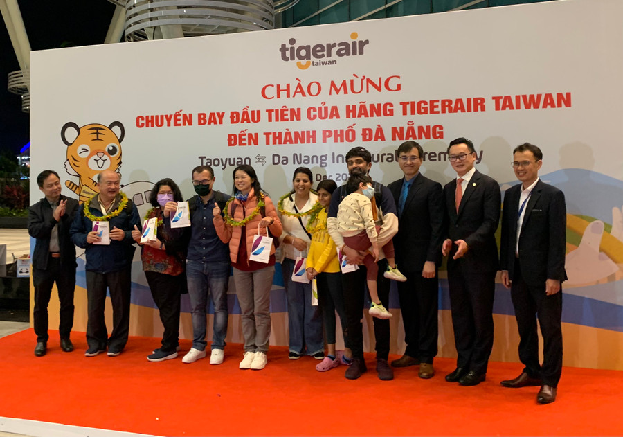 Các hành khách trong chuyến bay đầu tiên của hãng hàng không giá rẻ Tigerair Taiwan xuống sân bay quốc tế Đà Nẵng. Các hành khách trong chuyến bay đầu tiên của hãng hàng không giá rẻ Tigerair Taiwan xuống sân bay quốc tế Đà Nẵng.