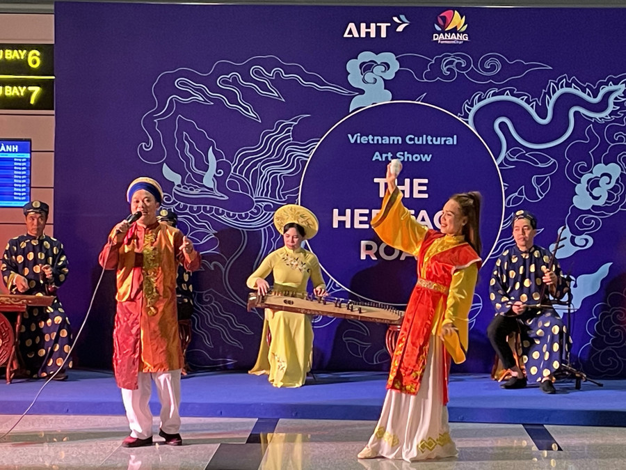 Các tiết mục được dàn dựng công phu tạo không khí cuốn hút với du khách. Các tiết mục được dàn dựng công phu tạo không khí cuốn hút với du khách.