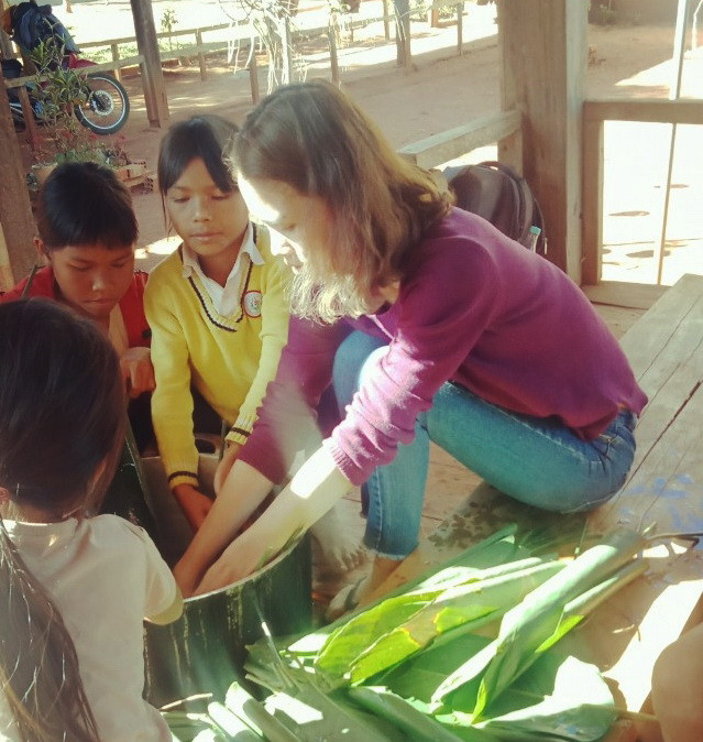 Cô trò cùng bắt tay rửa từng tầu lá để gói bánh chưng