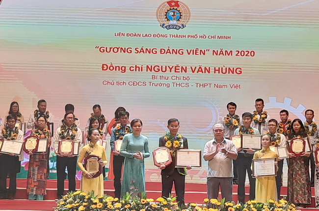 Đại diện Ban tổ chức trao bằng khen cho đồng chí Nguyễn Văn Hùng -Bí thư Chi bộ -Chủ tịch CĐCS Trường THCS-THPT Nam Việt Đại diện Ban tổ chức trao bằng khen cho đồng chí Nguyễn Văn Hùng -Bí thư Chi bộ -Chủ tịch CĐCS Trường THCS-THPT Nam Việt