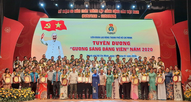 Các đại biểu chụp hình lưu niệm cùng với 90 gương sáng đảng viên năm 2020. Các đại biểu chụp hình lưu niệm cùng với 90 gương sáng đảng viên năm 2020.