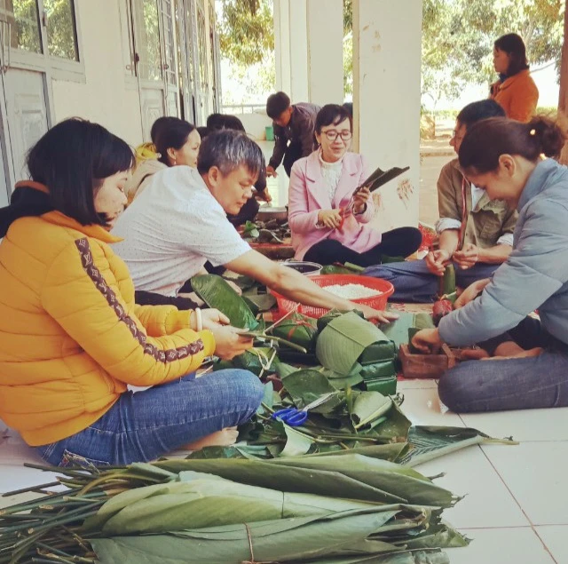 Giáo viên vùng khó Tây Nguyên gói bánh chưng tặng trò ăn Tết