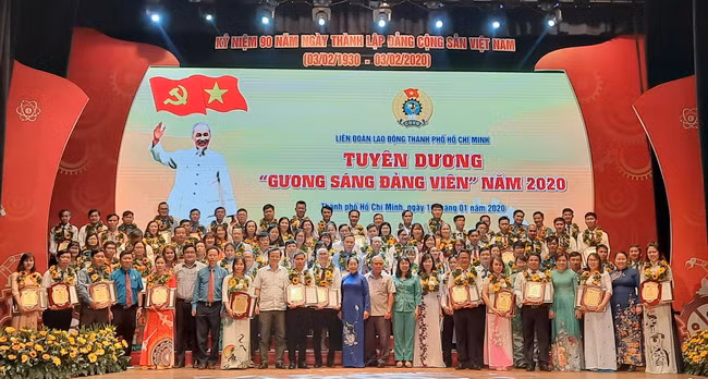 Các đại biểu chụp hình lưu niệm cùng với 90 gương sáng đảng viên năm 2020.