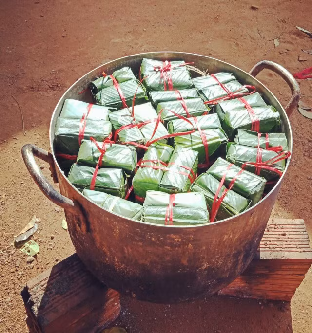 Những chiếc bánh chưng mang hương vị Tết cho học sinh vùng khó Tây Nguyên