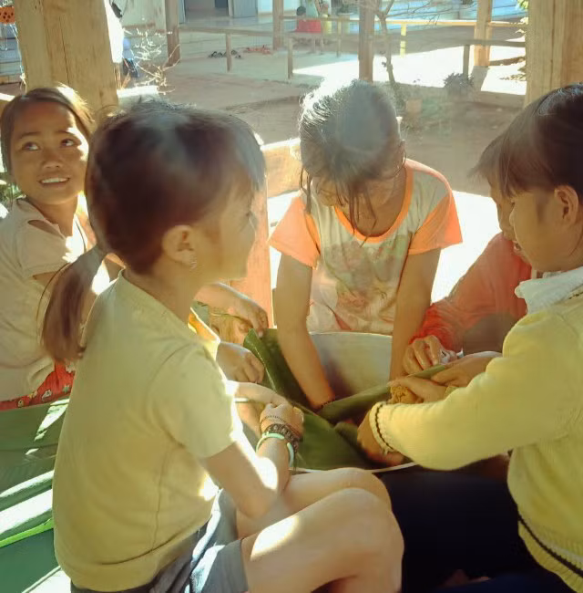 Các em học sinh thích thú khi tham gia trải nghiệm các khâu gói bánh chưng