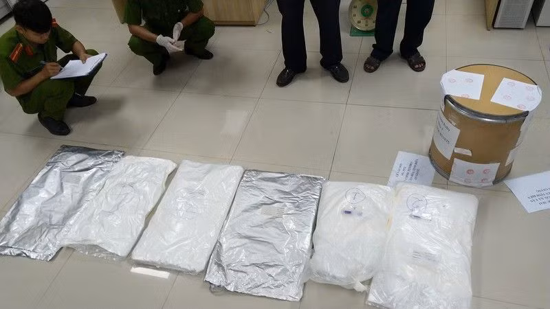 Khoảng 20 kg nghi là ma túy ( chứa trong thùng hàng cất giữ trong kho) được lực lượng Công An tỉnh An Giang thu giữ (Ảnh: Nghiêm Túc)