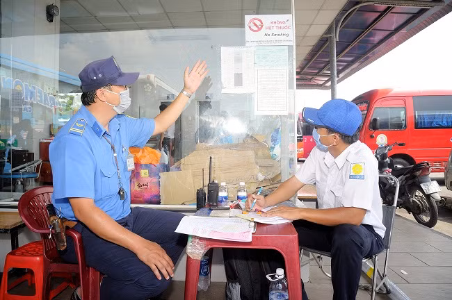 Các biển cấm hút thuốc lá được lắp đặt trên xe khách và tại nhà chờ bến xe. (Ảnh:H.An).