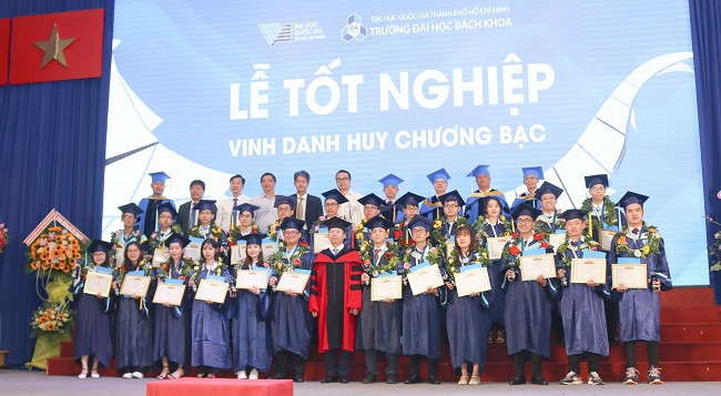 Khen thưởng sinh viên có thành tích học tập và bảo vệ luận văn tốt nghiệp loại giỏi. Ảnh: Thy Huyền