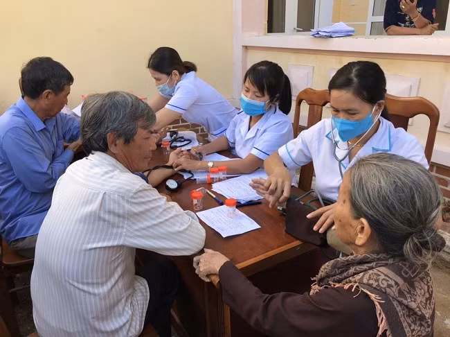 Các bác sĩ khám sức khỏe cho người dân ở huyện đảo Lý Sơn