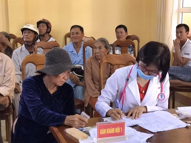 Bà con được khám và cấp phát thuốc miễn phí