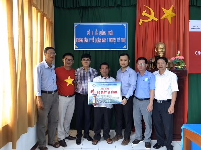 Ban tổ chức tặng 1 bộ máy tính cho Trung tâm Y tế Lý Sơn (Ảnh: BTC)