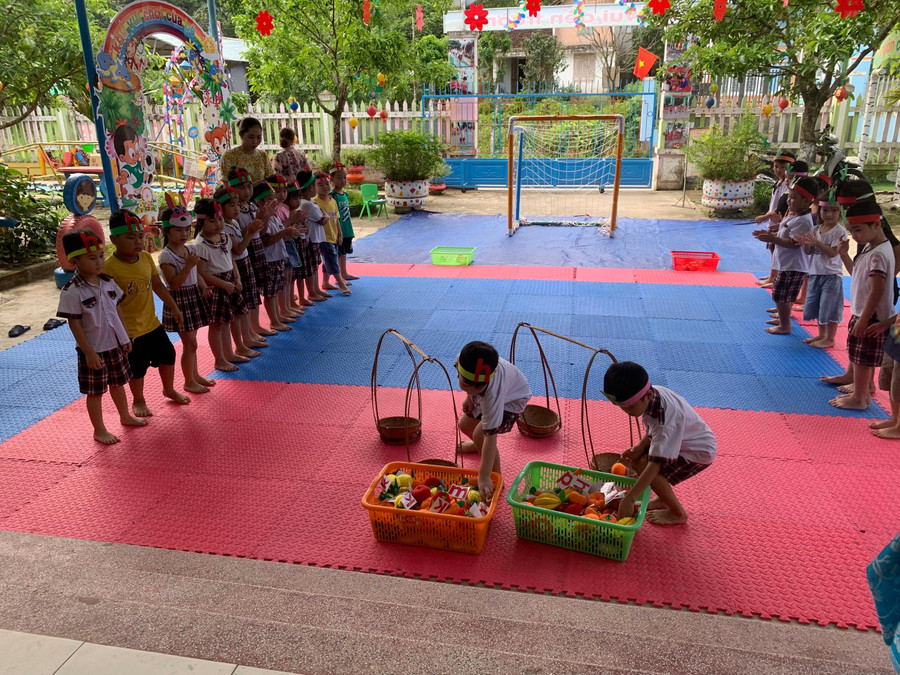 Trẻ được tham gia các trò chơi tại trường.