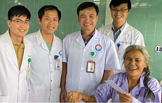 Bác sĩ Nguyễn Đức Cường, Giám đốc Bệnh viện hữu nghị Việt Nam - Cuba Đồng Hới (thứ 2 từ phải sang) thăm hỏi, tặng quà cho bệnh nhân.